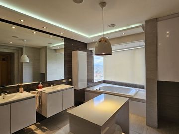Vendo Departamento de 520m2 de  4 Dormitorios en Quito Tenis