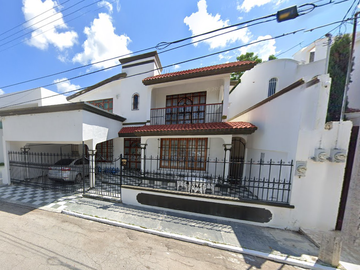 PRECIOSA Y MUY AMPLIA CASA A 10 MIN DEL MALECÓN DE CAMPECHE
