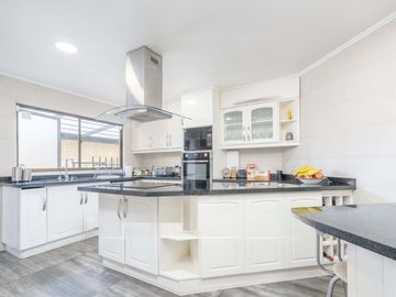 BROKER BOSQUES IMPECABLE 5D-4B-SE-DEPENDENCIAS- PATIO