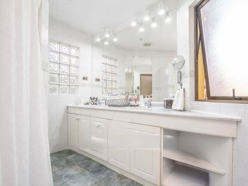 BROKER BOSQUES IMPECABLE 5D-4B-SE-DEPENDENCIAS- PATIO
