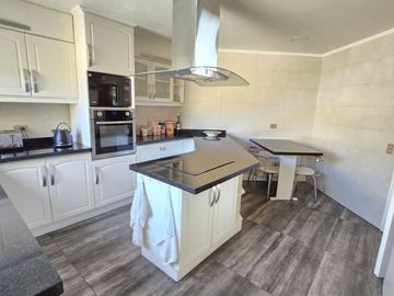 BROKER BOSQUES IMPECABLE 5D-4B-SE-DEPENDENCIAS- PATIO