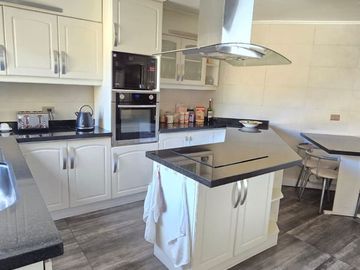 BROKER BOSQUES IMPECABLE 5D-4B-SE-DEPENDENCIAS- PATIO