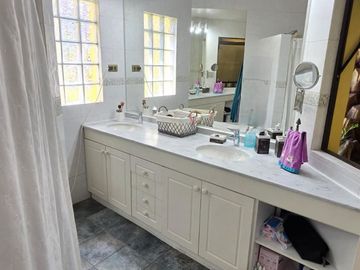 BROKER BOSQUES IMPECABLE 5D-4B-SE-DEPENDENCIAS- PATIO