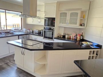 BROKER BOSQUES IMPECABLE 5D-4B-SE-DEPENDENCIAS- PATIO