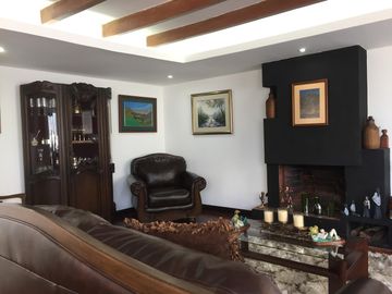 VENTA CASA EN BELLAVISTA QUITEÑO LIBRE
