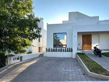 Casa en Venta estilo mexicana contemporánea, con 3 recámaras en Vista Real, Corregidora