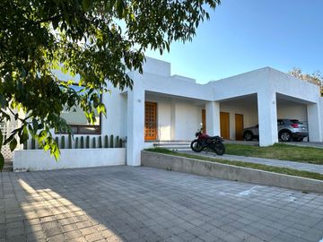 Casa en Venta estilo mexicana contemporánea, con 3 recámaras en Vista Real, Corregidora