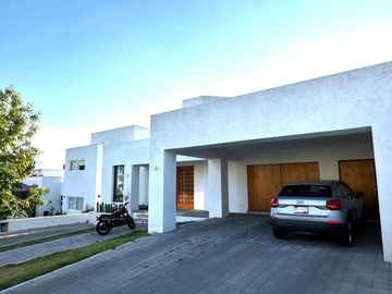 Casa en Venta estilo mexicana contemporánea, con 3 recámaras en Vista Real, Corregidora