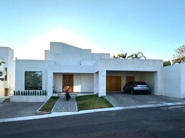 Casa en Venta estilo mexicana contemporánea, con 3 recámaras en Vista Real, Corregidora
