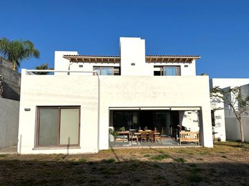Casa en Venta estilo mexicana contemporánea, con 3 recámaras en Vista Real, Corregidora