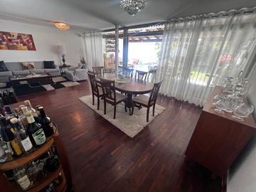 VENDO CASA DE 385 M2, UBICADO EN UNA DE LAS MEJORES ZONAS DE SAN ISIDRO