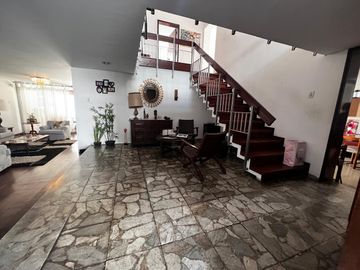 VENDO CASA DE 385 M2, UBICADO EN UNA DE LAS MEJORES ZONAS DE SAN ISIDRO