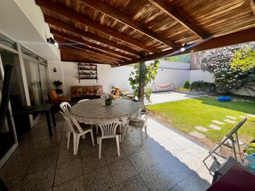 VENDO CASA DE 385 M2, UBICADO EN UNA DE LAS MEJORES ZONAS DE SAN ISIDRO