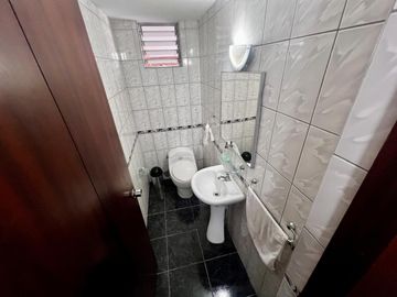 VENDO CASA DE 385 M2, UBICADO EN UNA DE LAS MEJORES ZONAS DE SAN ISIDRO