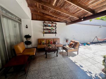 VENDO CASA DE 385 M2, UBICADO EN UNA DE LAS MEJORES ZONAS DE SAN ISIDRO