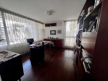 VENDO CASA DE 385 M2, UBICADO EN UNA DE LAS MEJORES ZONAS DE SAN ISIDRO