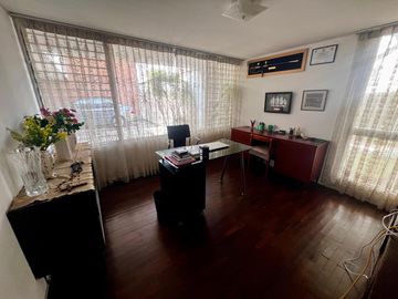 VENDO CASA DE 385 M2, UBICADO EN UNA DE LAS MEJORES ZONAS DE SAN ISIDRO