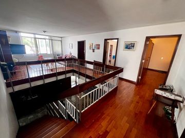 VENDO CASA DE 385 M2, UBICADO EN UNA DE LAS MEJORES ZONAS DE SAN ISIDRO