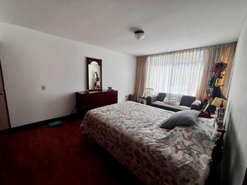 VENDO CASA DE 385 M2, UBICADO EN UNA DE LAS MEJORES ZONAS DE SAN ISIDRO