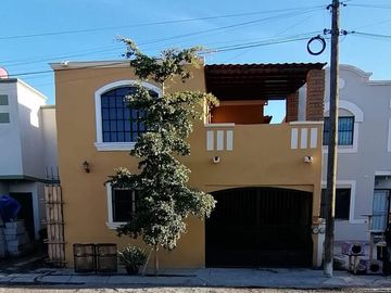 CASA EN VENTA EN TULIPANES AL SURPONIENTE HERMOSILLO