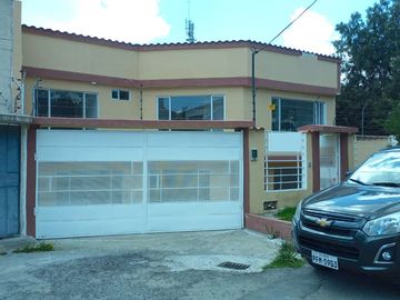 CASA DE VENTA EN PUSUQUI URB. SAN GREGORIO QUITO ECUADOR A POCOS MINUTOS DE LA ESCUELA MILITAR