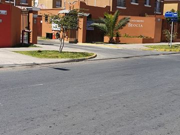 Venta casa 4 habitaciones, 4 baños, 2 estacionamientos.