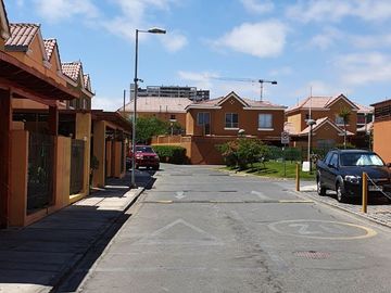 Venta casa 4 habitaciones, 4 baños, 2 estacionamientos.