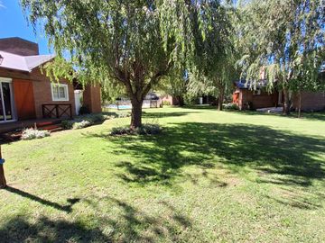 HERMOSO COMPLEJO DE CABAñAS BARRIO GOLF