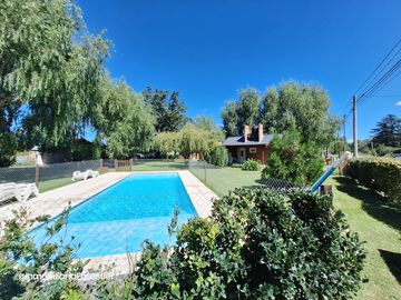 HERMOSO COMPLEJO DE CABAñAS BARRIO GOLF