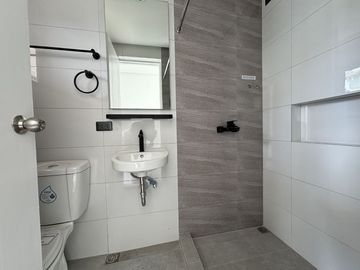 Brand-New 5-Bedroom Modern Home with Private Pool in Imus, Cavite – Ready for Move-In!