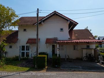 Nice townhouse with a good location on Mae Ramphueng Beach.