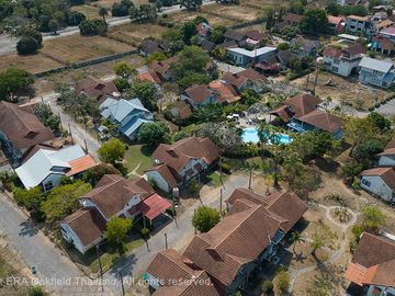 Nice townhouse with a good location on Mae Ramphueng Beach.