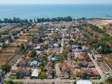 Nice townhouse with a good location on Mae Ramphueng Beach.