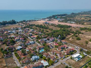 Nice townhouse with a good location on Mae Ramphueng Beach.
