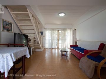 Nice townhouse with a good location on Mae Ramphueng Beach.
