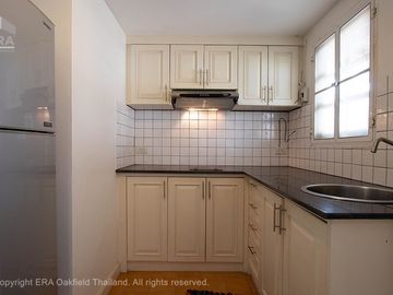 Nice townhouse with a good location on Mae Ramphueng Beach.