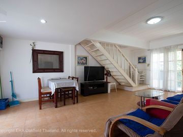 Nice townhouse with a good location on Mae Ramphueng Beach.