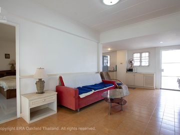 Nice townhouse with a good location on Mae Ramphueng Beach.