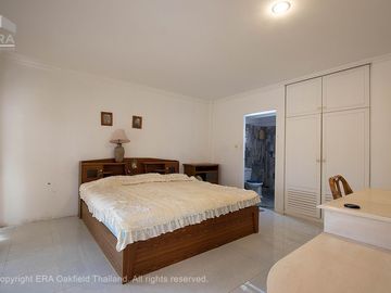 Nice townhouse with a good location on Mae Ramphueng Beach.