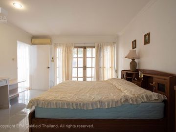 Nice townhouse with a good location on Mae Ramphueng Beach.