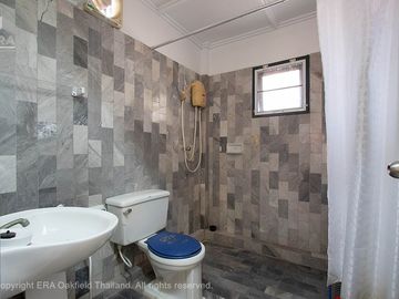 Nice townhouse with a good location on Mae Ramphueng Beach.