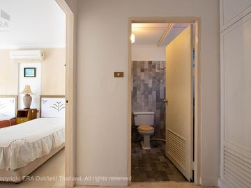 Nice townhouse with a good location on Mae Ramphueng Beach.