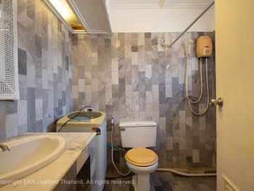 Nice townhouse with a good location on Mae Ramphueng Beach.