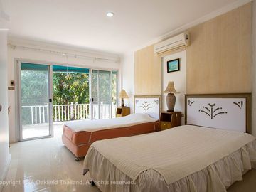 Nice townhouse with a good location on Mae Ramphueng Beach.