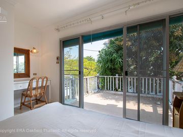 Nice townhouse with a good location on Mae Ramphueng Beach.