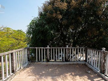 Nice townhouse with a good location on Mae Ramphueng Beach.