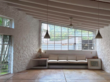 VENDO AMPLIA CASA EN TEPOZTLAN, SANTIAGO TEPETLAPA, GRAN UBICACIÓN
