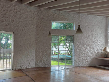 VENDO AMPLIA CASA EN TEPOZTLAN, SANTIAGO TEPETLAPA, GRAN UBICACIÓN