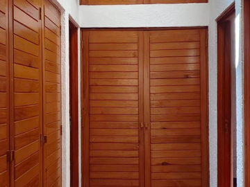 VENDO AMPLIA CASA EN TEPOZTLAN, SANTIAGO TEPETLAPA, GRAN UBICACIÓN