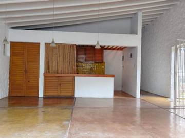 VENDO AMPLIA CASA EN TEPOZTLAN, SANTIAGO TEPETLAPA, GRAN UBICACIÓN